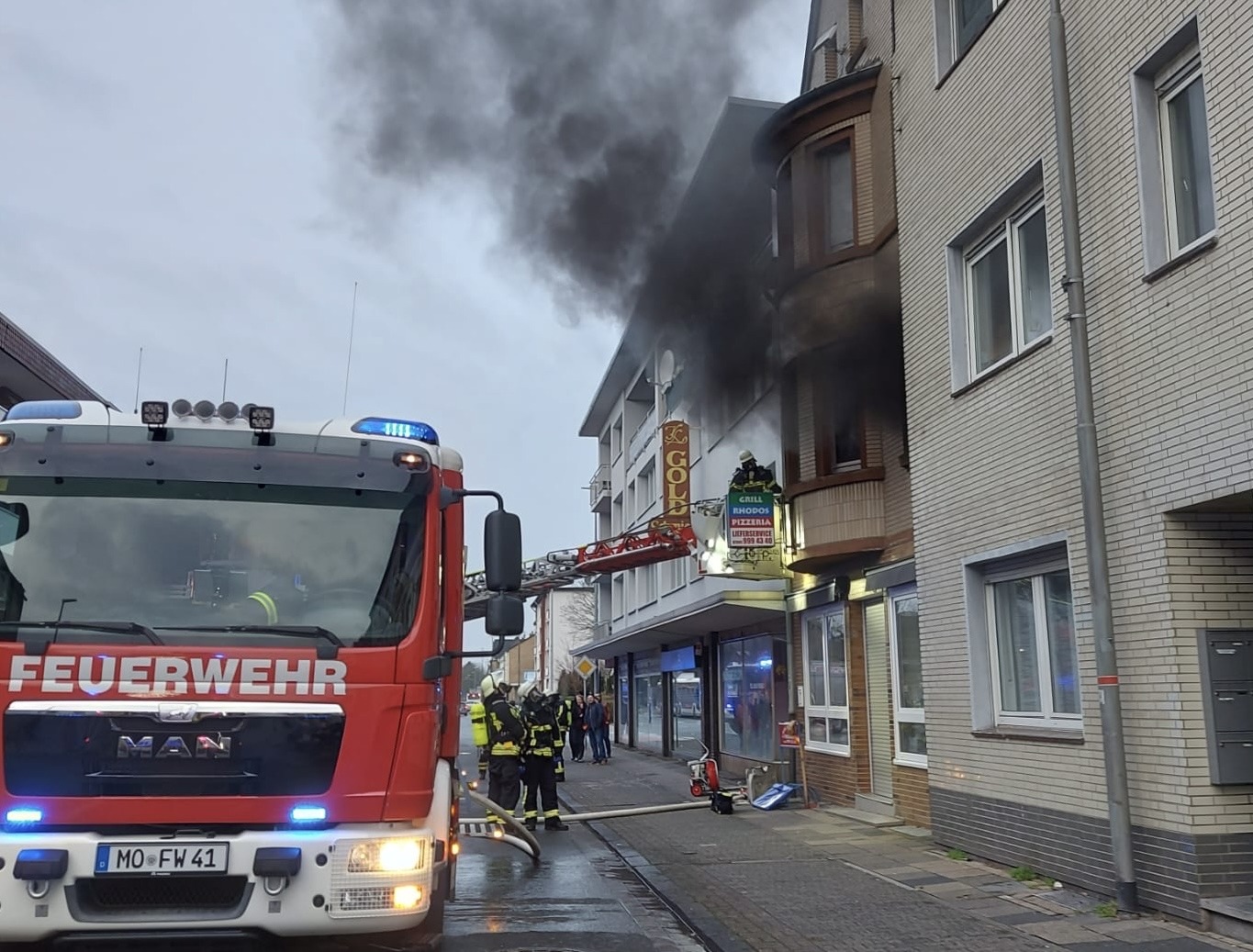 Moers: Brand in Wohn- und Geschäftshaus - Rauchmelder warnen Bewohner frühzeitig
