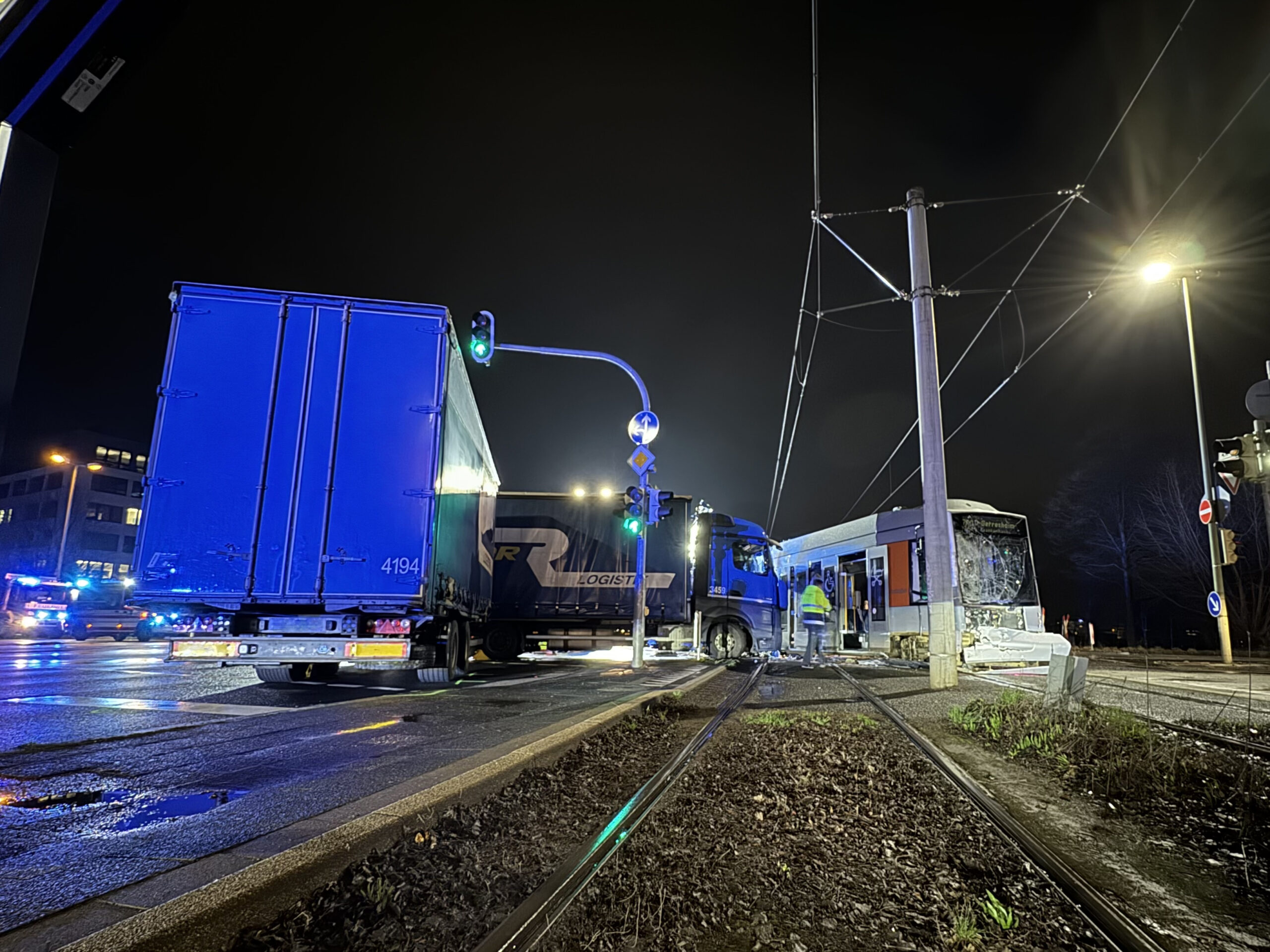 Neuss: Verkehrsunfall zwischen Straßenbahn und LKW - Zehn Personen verletzt