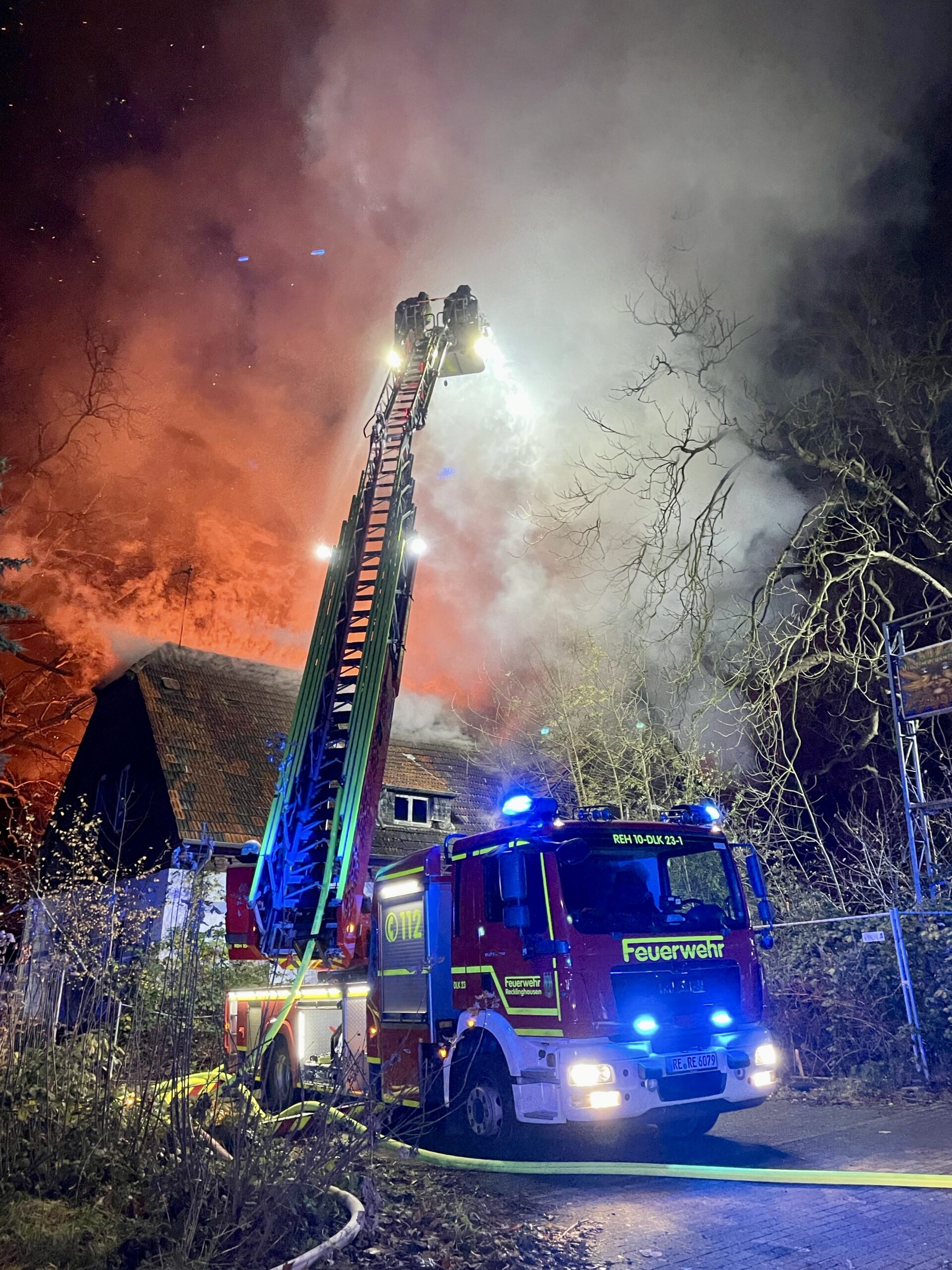 Recklinghausen: Ausgedehnter Gebäudebrand in leerstehender Immobilie