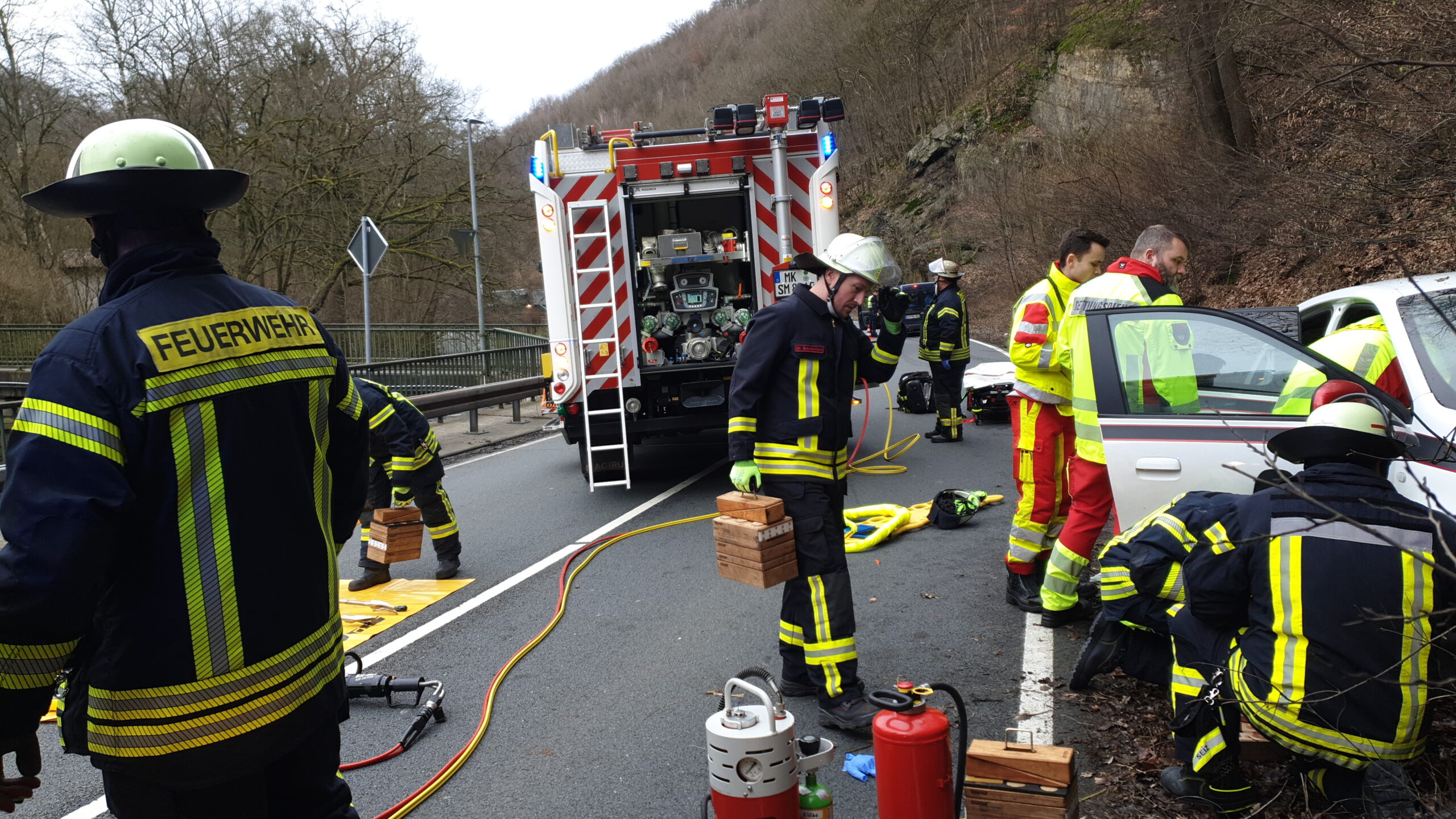Schalksmühle: Verkehrsunfall auf der Volmestraße - technische Rettung durch Feuerwehr