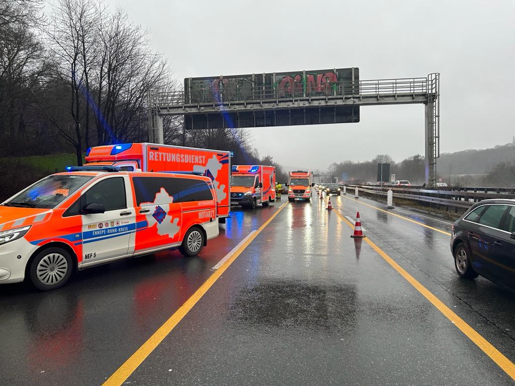 Schwelm: Verkehrsunfall auf der Autobahn A1 - 12 Verletzte