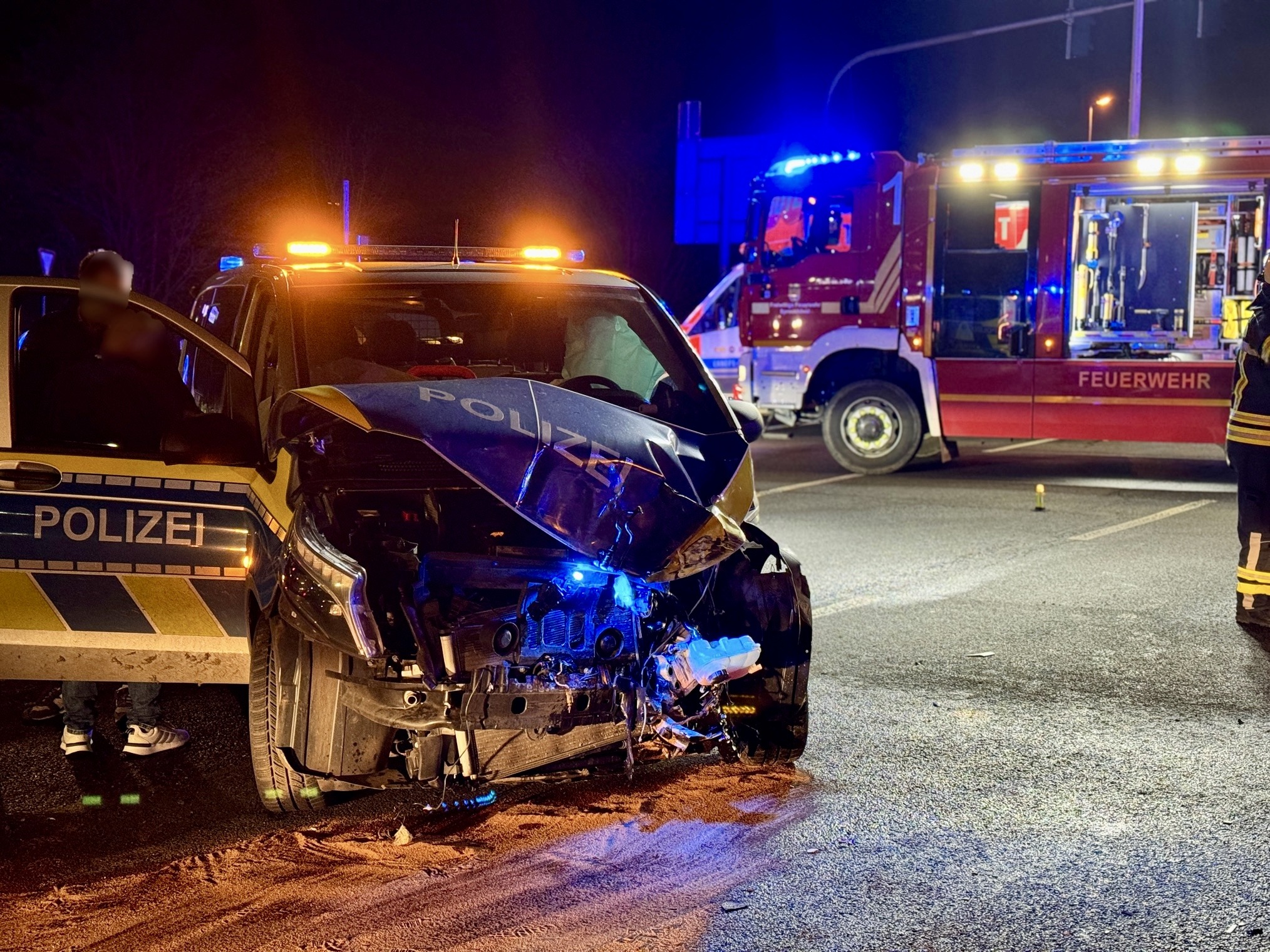 Sprockhövel: Verkehrsunfall zwischen Polizeifahrzeug und Linienbus