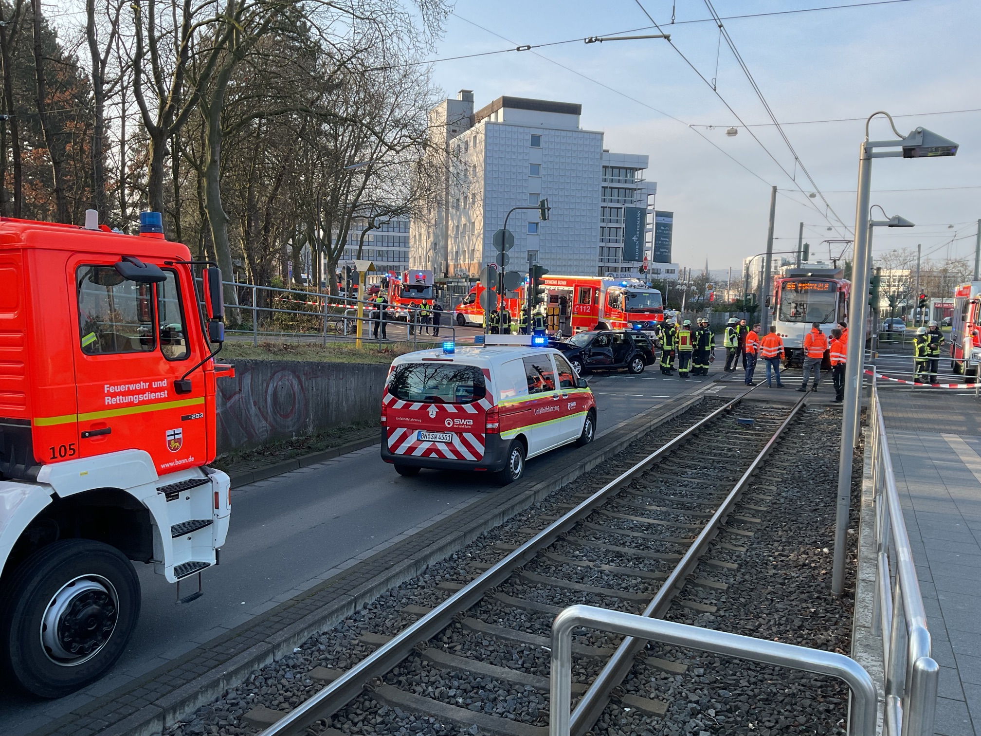 Bonn: Auto kollidiert mit Straßenbahn - Feuerwehr befreit eingeklemmte Person
