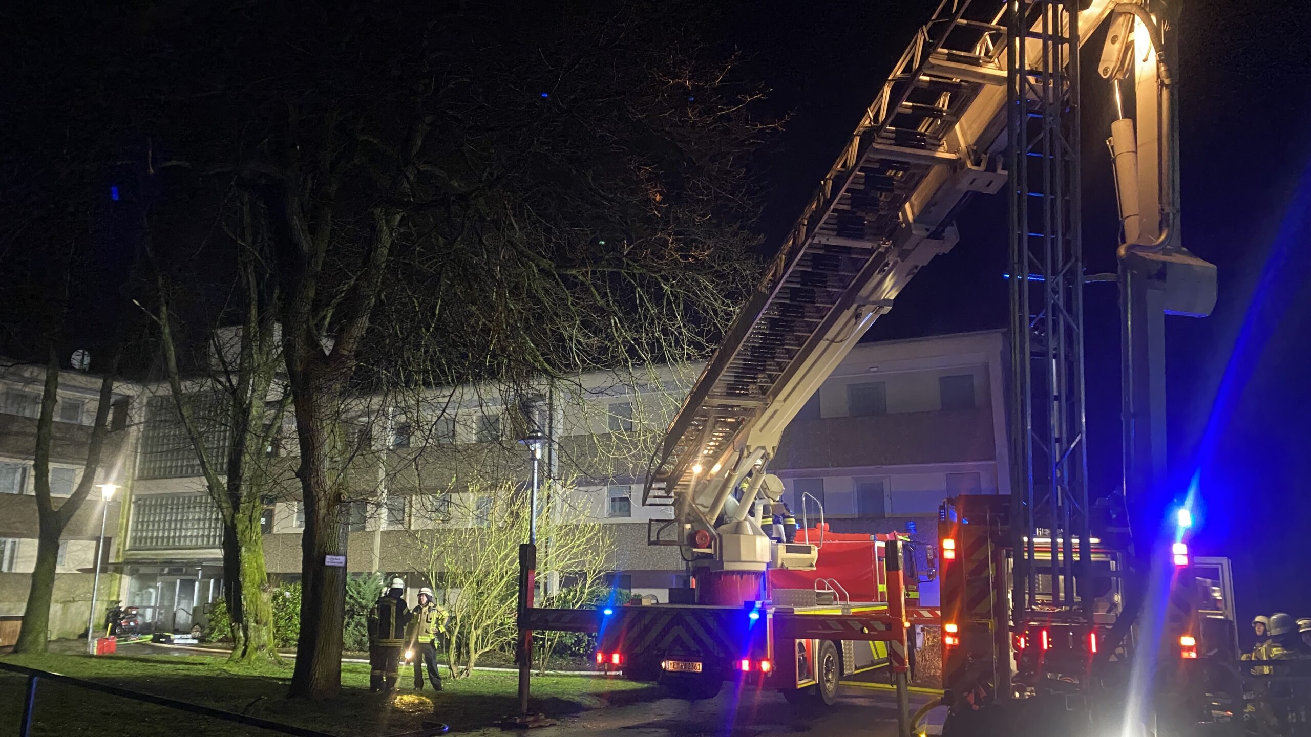 Haan: Kellerbrand in Gebäude für Betreutes Wohnen - 10 Bewohner über Hubrettungsfahrzeug gerettet