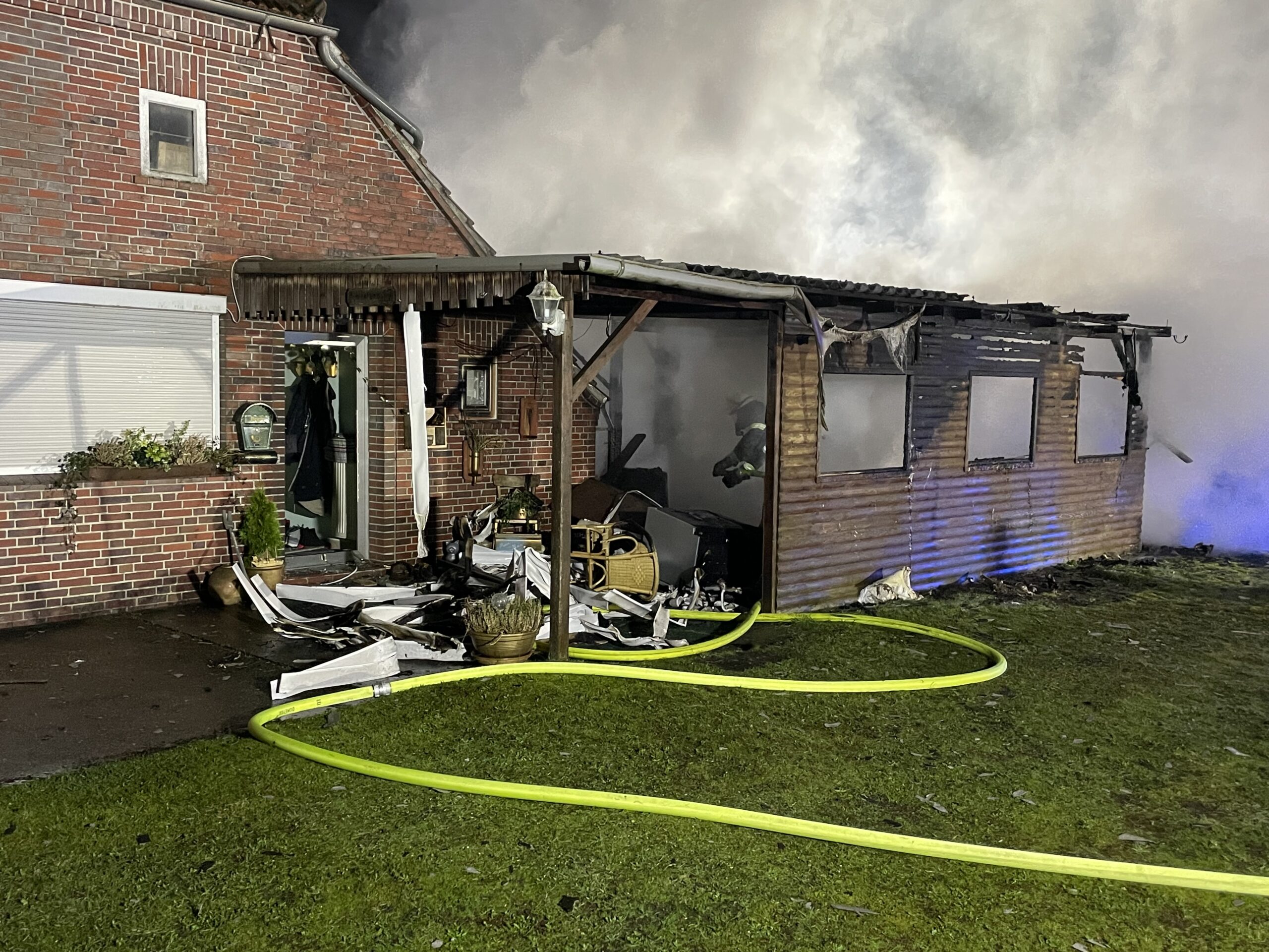 Holtland: Frau aus brennendem Haus gerettet