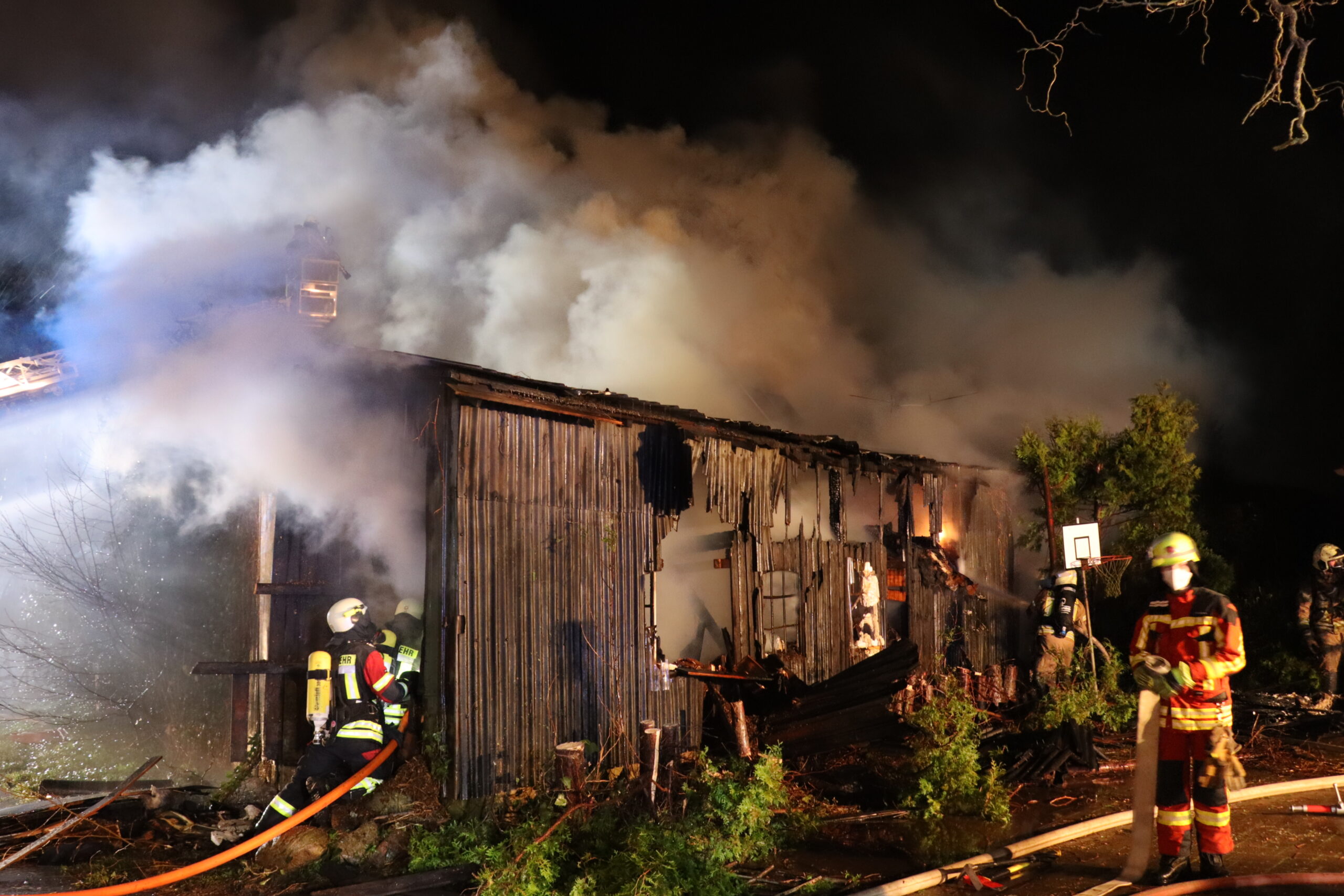 Oering: Schuppenbrand greift auf Einfamilienhaus über