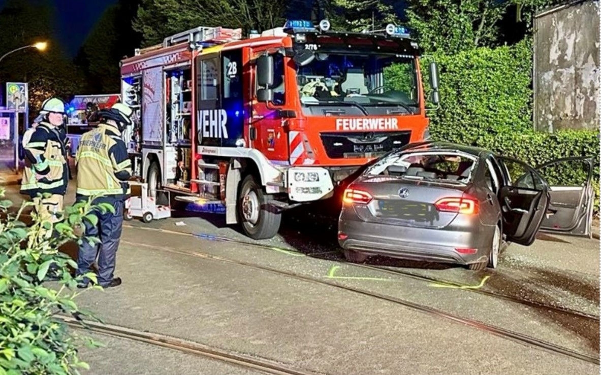 Essen: Einsatzfahrzeug kollidiert mit PKW - Einsatzkräfte verletzt