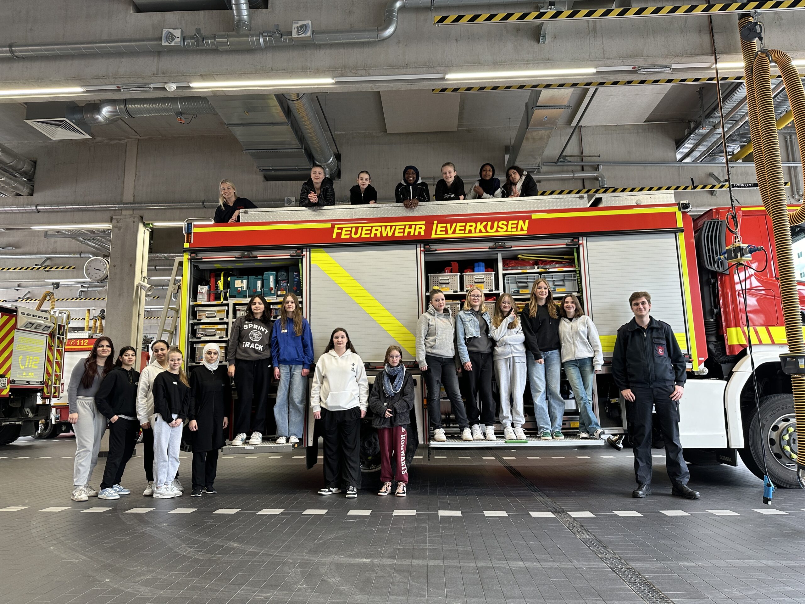 Leverkusen: Girls'Day 2024 - 24 Mädchen erkunden die spannende Perspektiven bei der Feuerwehr