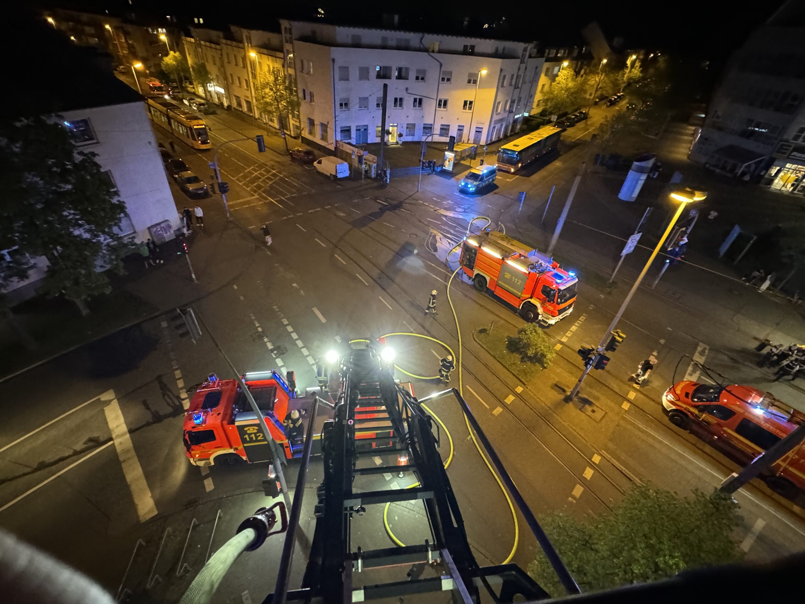 Mülheim An Der Ruhr: Dachstuhlbrand Eines Mehrfamilienhauses ...