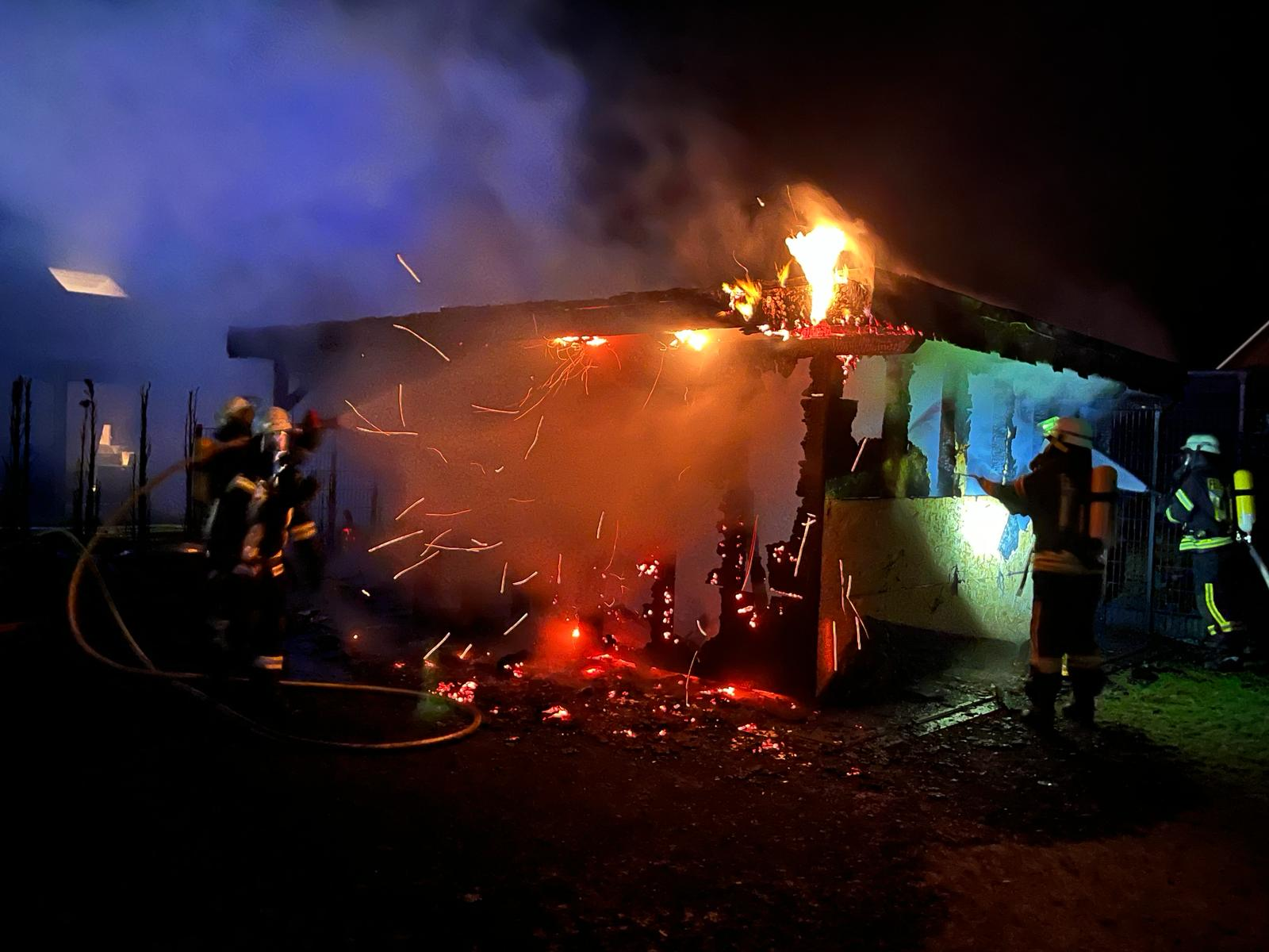 Schiffdorf: Carportbrand sorgt für Einsatz der Feuerwehr