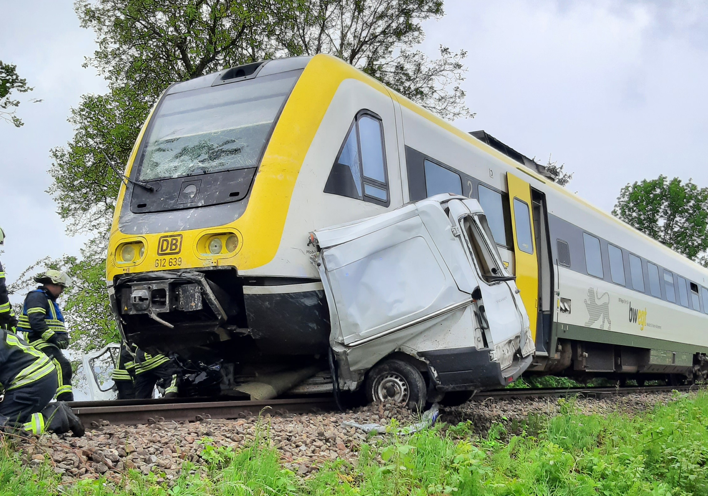 Uhldingen- Mühlhofen: Kollision zwischen Regionalbahn und Lieferwagen fordert ein Todesopfer
