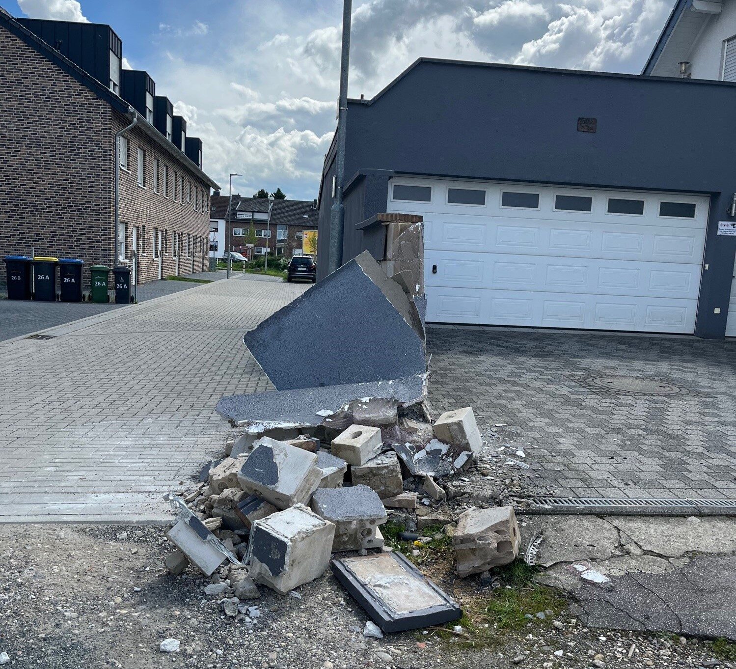 Alsdorf: Unfall im Nordkreis - Auto fährt gegen Mauer