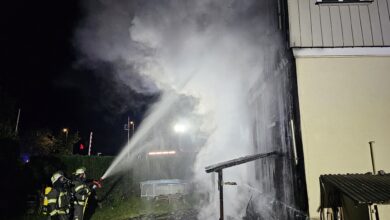 Arnsberg: Brennendes ehemaliges Stellwerk beschäftigt die Feuerwehr die ganze Nacht