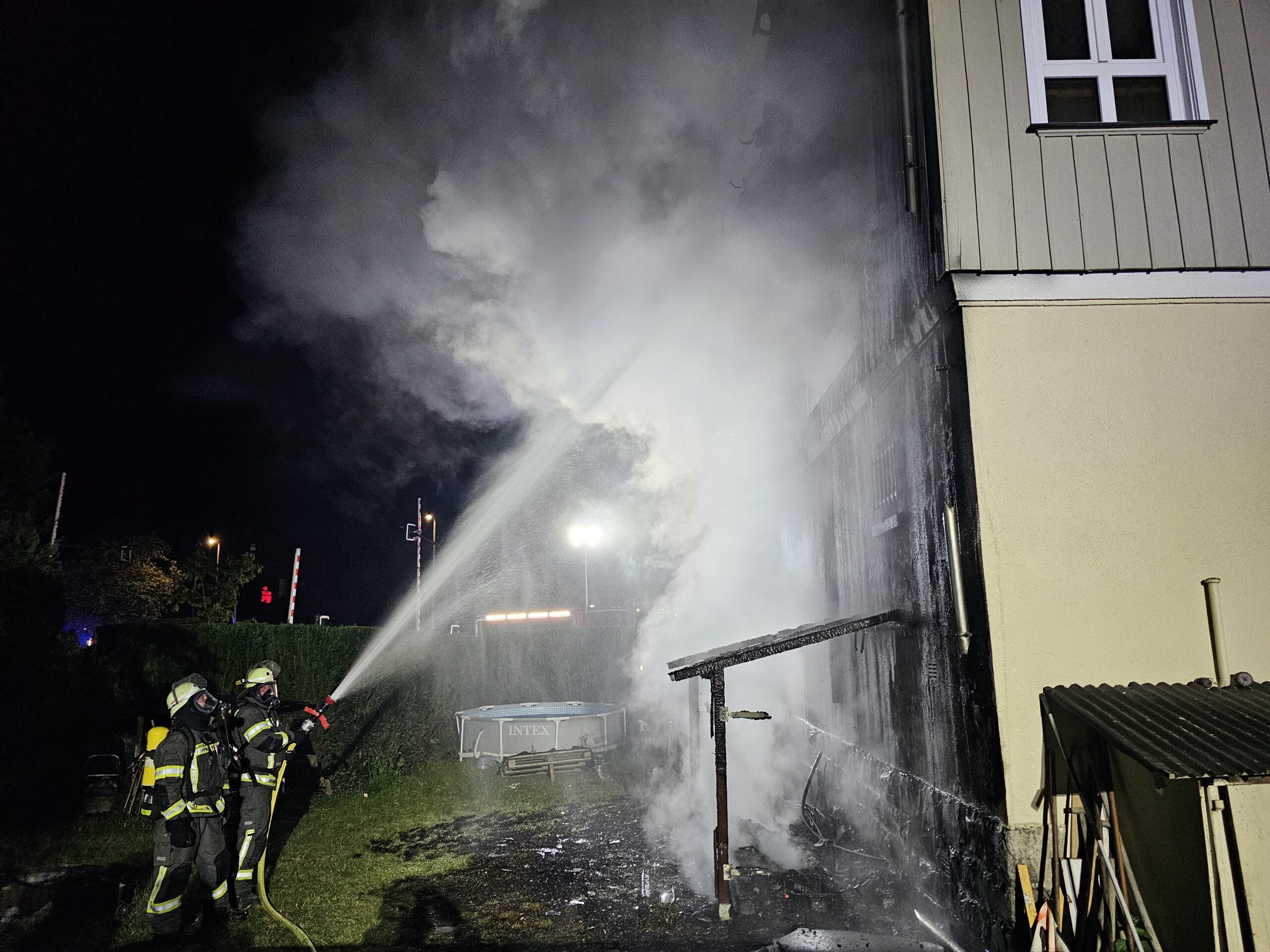 Arnsberg: Brennendes ehemaliges Stellwerk beschäftigt die Feuerwehr die ganze Nacht