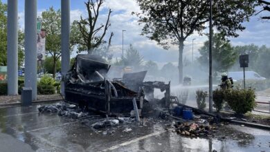 Bad Salzuflen: Imbisswagen brennt am Fachmarktzentrum vollständig aus