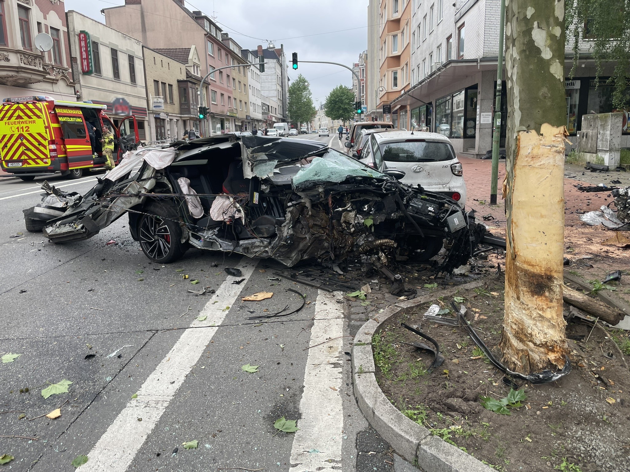 Bremerhaven: Pkw kollidiert mit Straßenbaum- ein Schwerverletzter