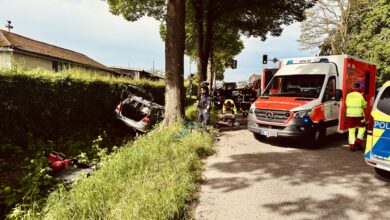 Dortmund: Verkehrsunfall in Hörde - Feuerwehr befreit Fahrer aus dem PKW