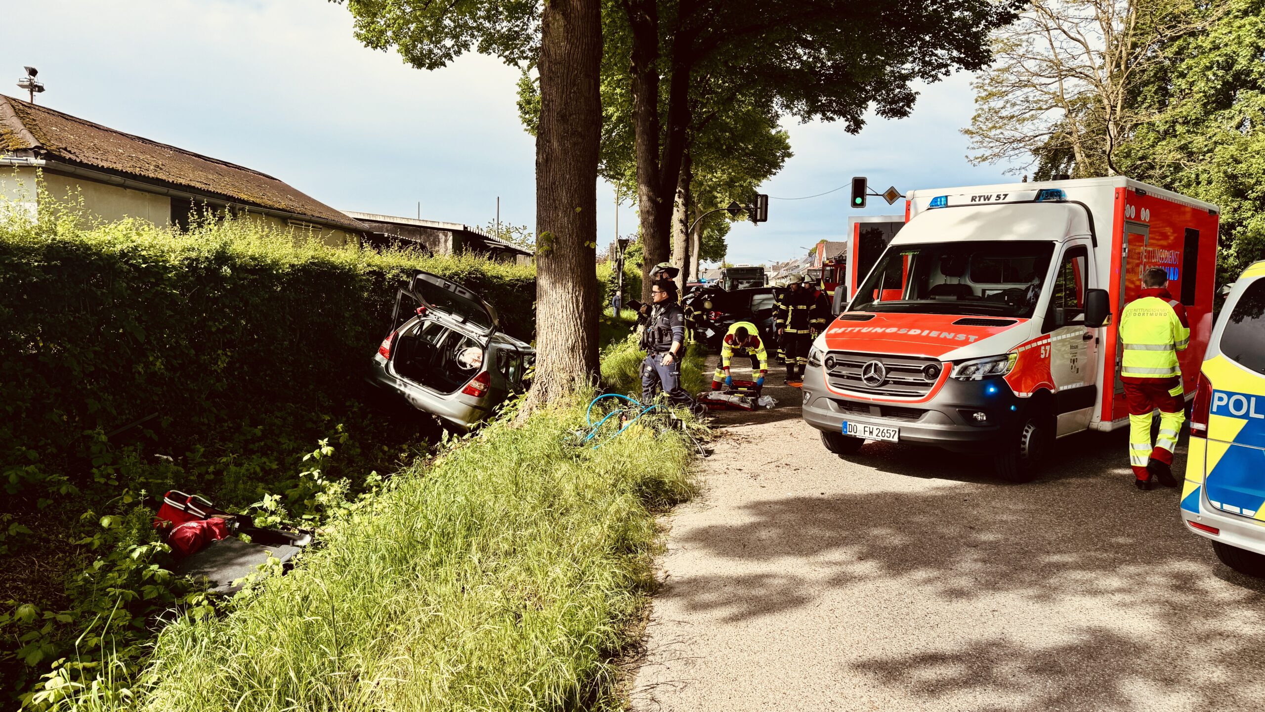 Dortmund: Verkehrsunfall in Hörde - Feuerwehr befreit Fahrer aus dem PKW