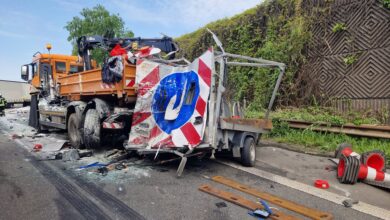 Moers: A40 - LKW prallt auf Fahrzeug der Autobahnmeisterei