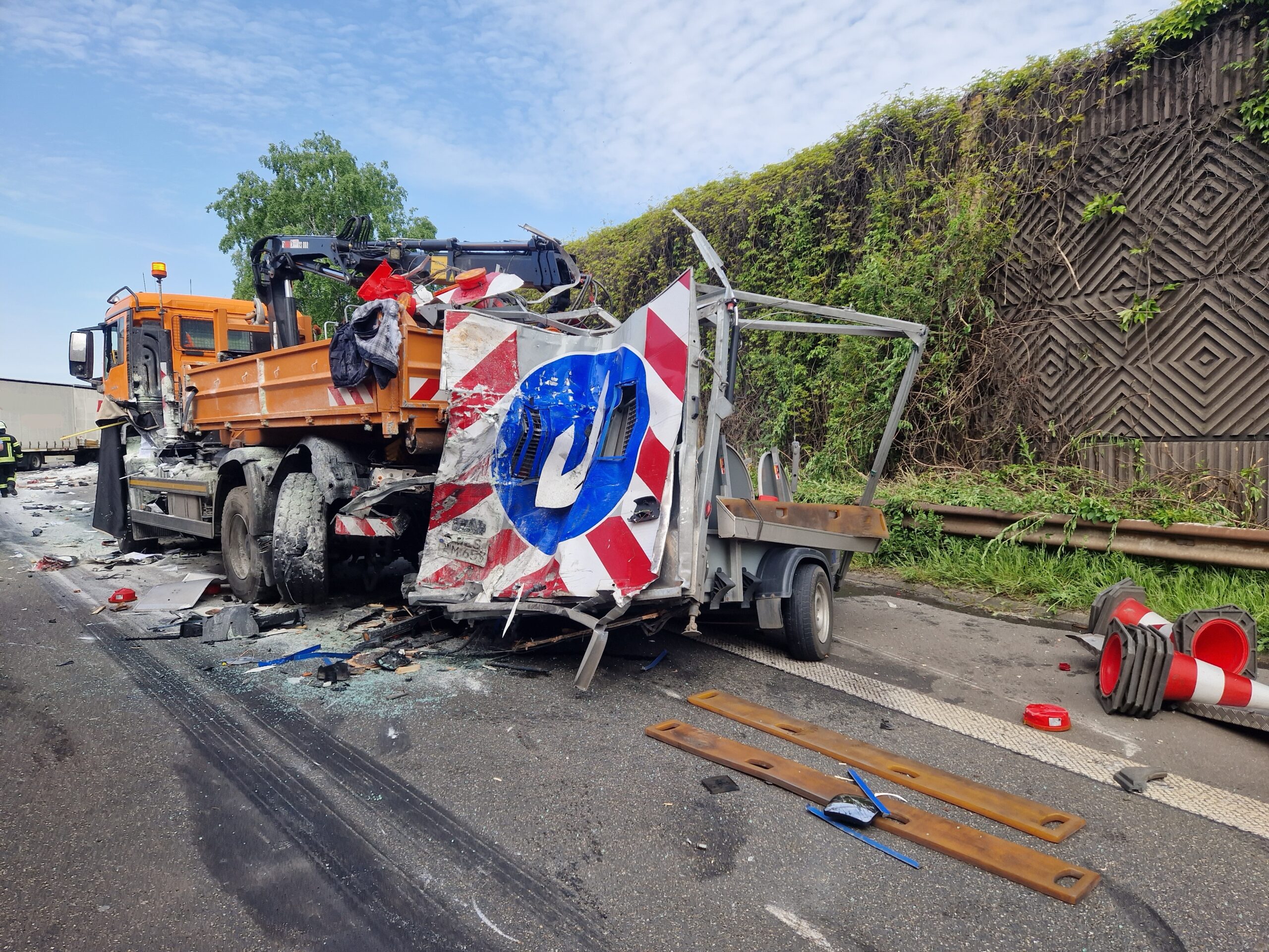 Moers: A40 - LKW prallt auf Fahrzeug der Autobahnmeisterei