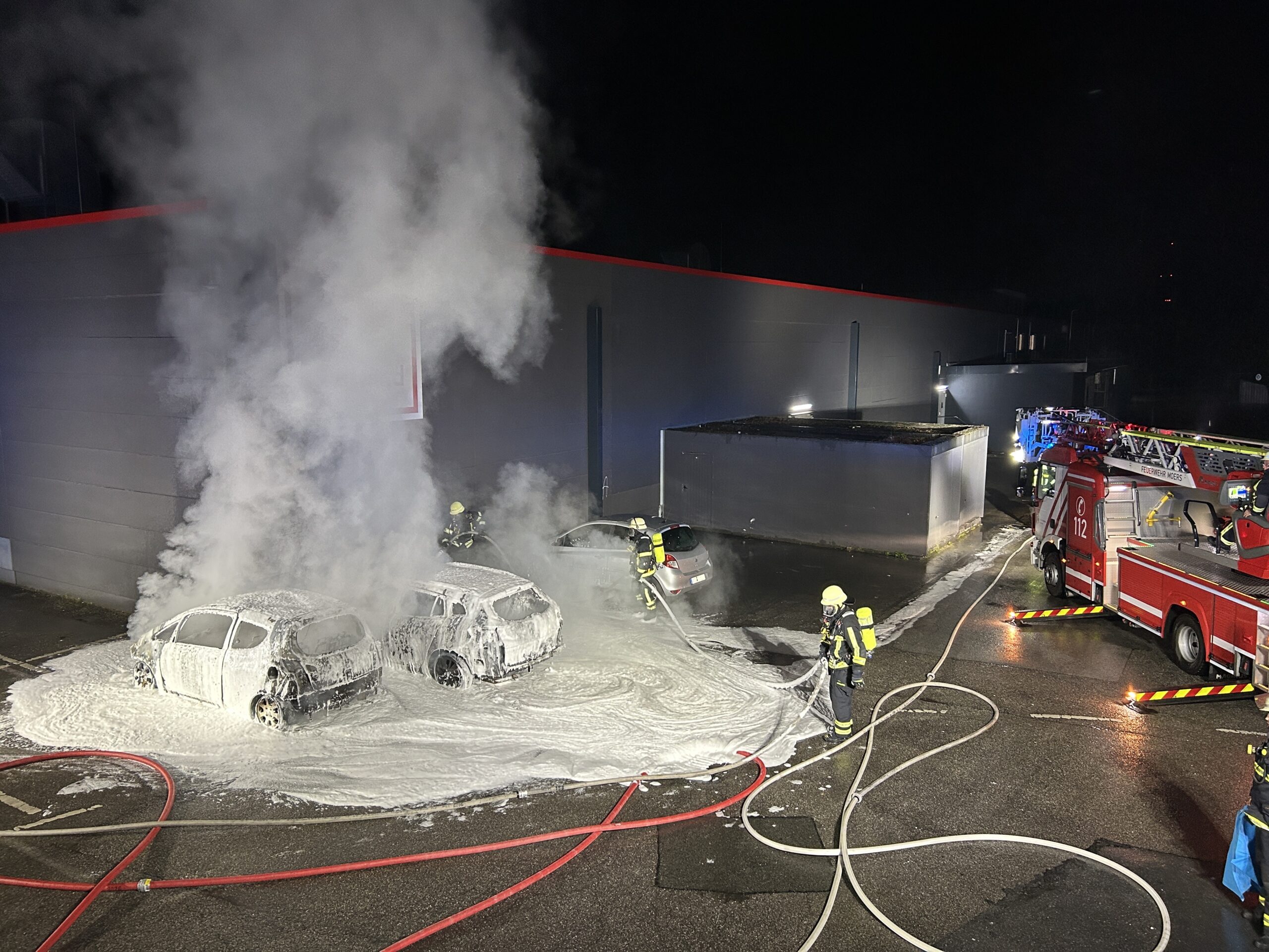 Moers: Zwei PKW brennen auf Supermarkt-Parkplatz