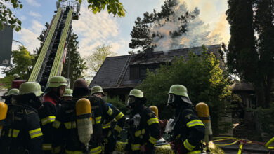München: Feuer in leer stehendem Wohnhaus