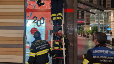 München: Feuerwehr steigt in Sparkasse ein