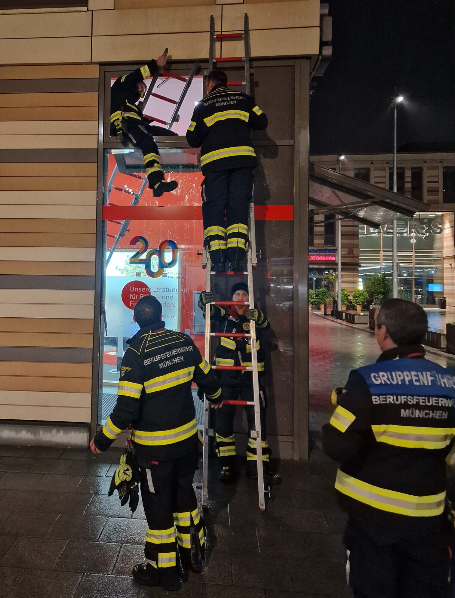München: Feuerwehr steigt in Sparkasse ein