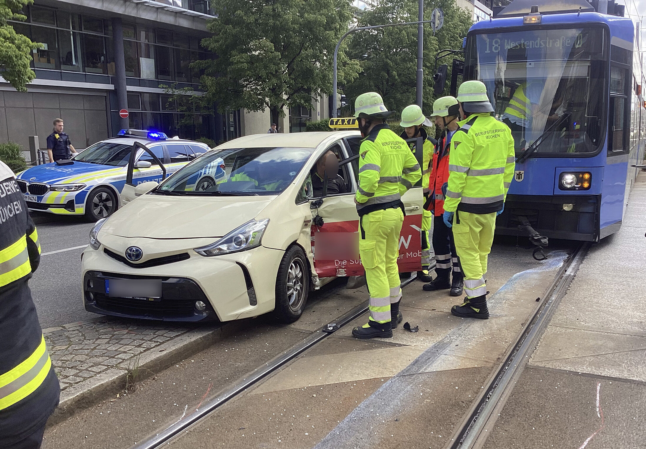 München: Pkw kollidiert mit Straßenbahn