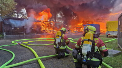 Rendsburg: Großfeuer in Rendsburg mehr als 100 Einsatzkräfte löschten das Feuer