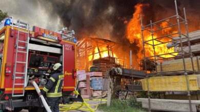 Schlier: Großbrand zerstört zwei Lagerhallen