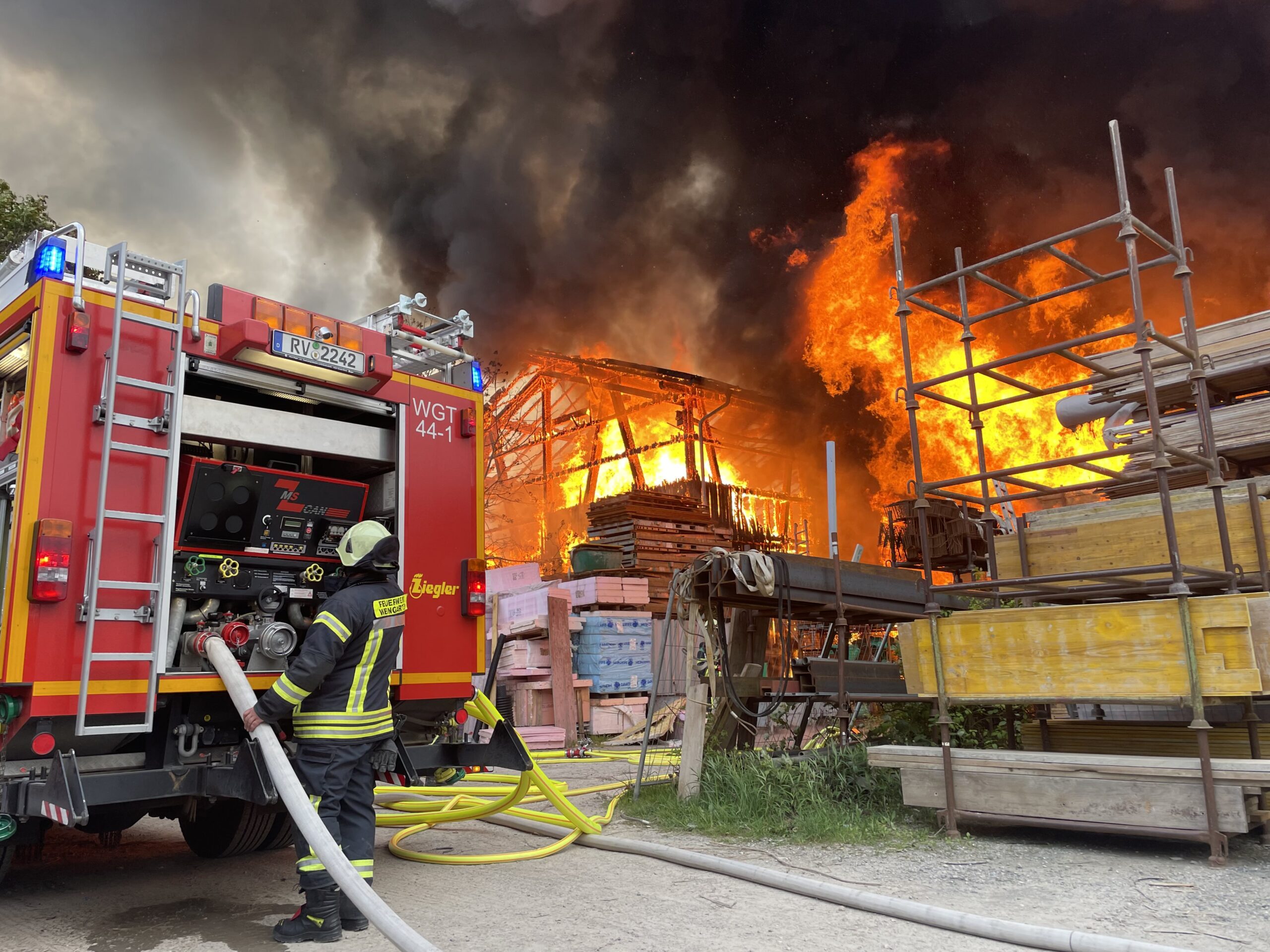 Schlier: Großbrand zerstört zwei Lagerhallen