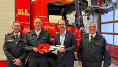 Schwelm: Neue Drehleiter - Bürgermeister übergibt Fahrzeug an die Feuerwehr
