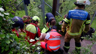 Stuttgart: Feuerwehr rettet Person aus Versorgungsschacht