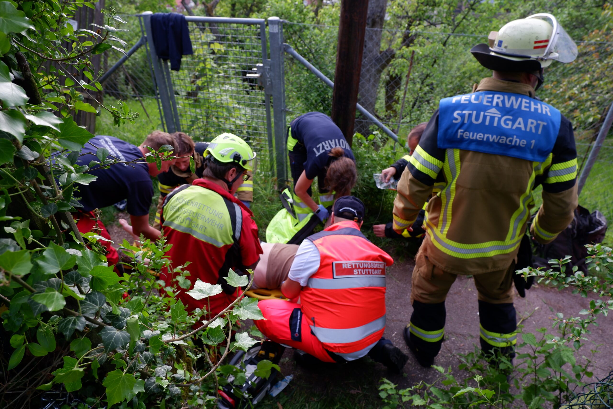 Stuttgart: Feuerwehr rettet Person aus Versorgungsschacht