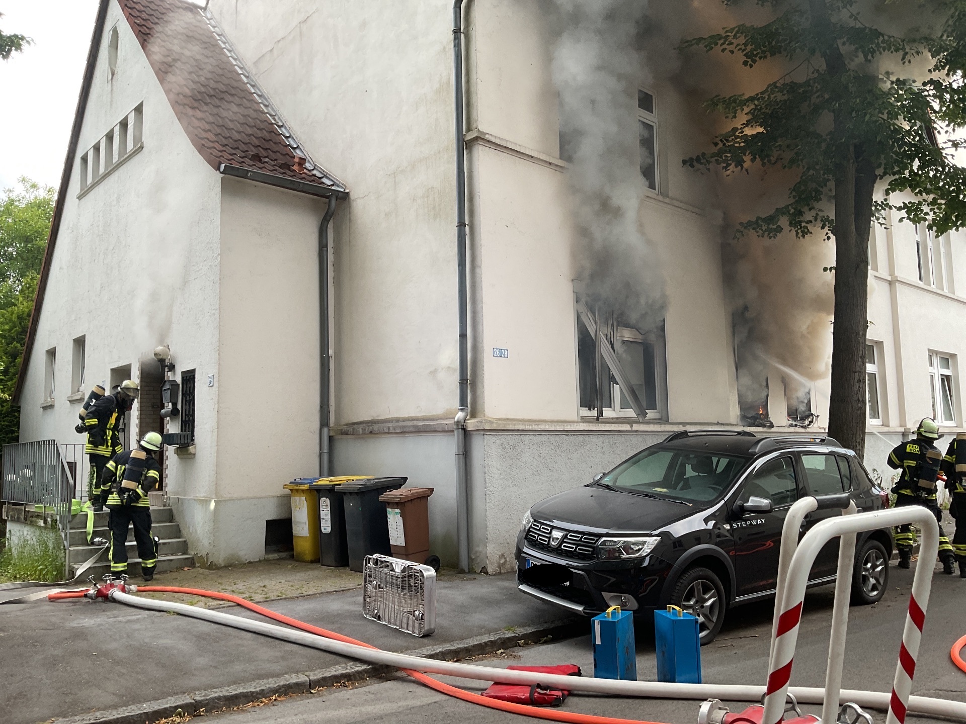 Dortmund: Ausgedehnter Wohnungsbrand im Erdgeschoss eines Mehrfamilienhauses