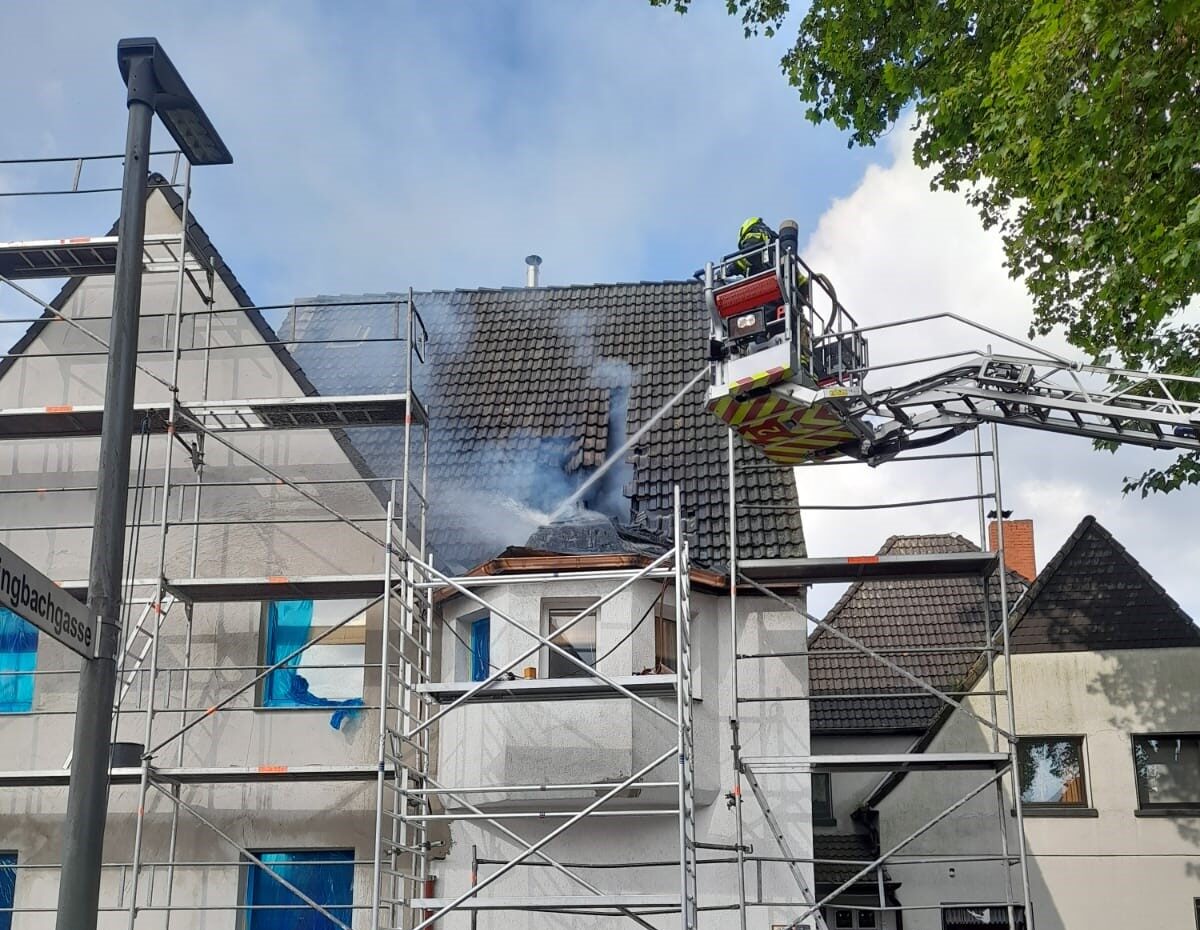 Gelsenkirchen: Feuerwehr löscht Dachstuhlbrand in Erle