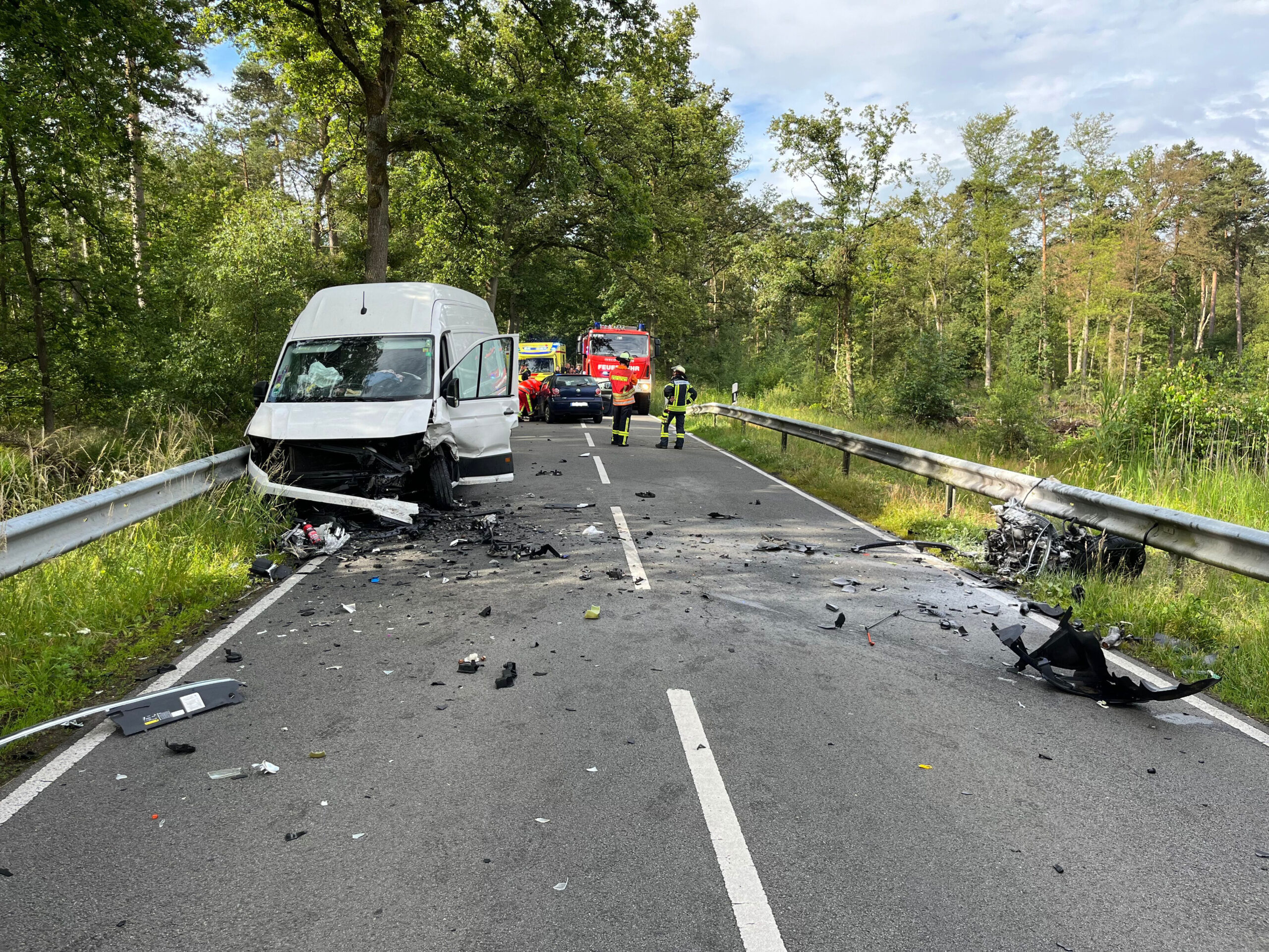 Lüchow-Dannenberg: PKW kollidiert mit Transporter - Junge Frau bei Frontalzusammenstoß tödlich verletzt