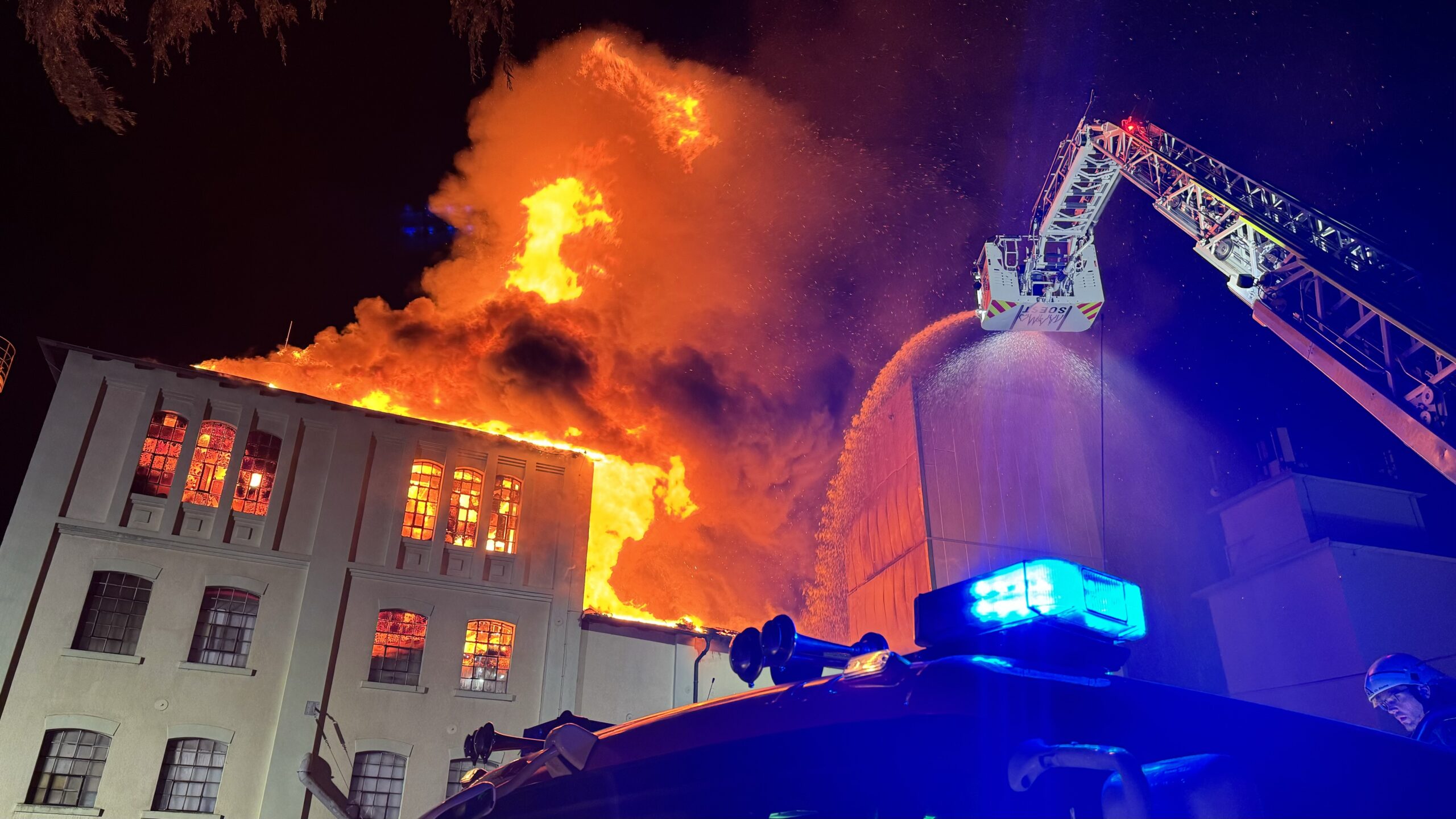 Möhnesee: Großbrand zerstört Mühlengebäude - 350 Einsatzkräfte im Einsatz