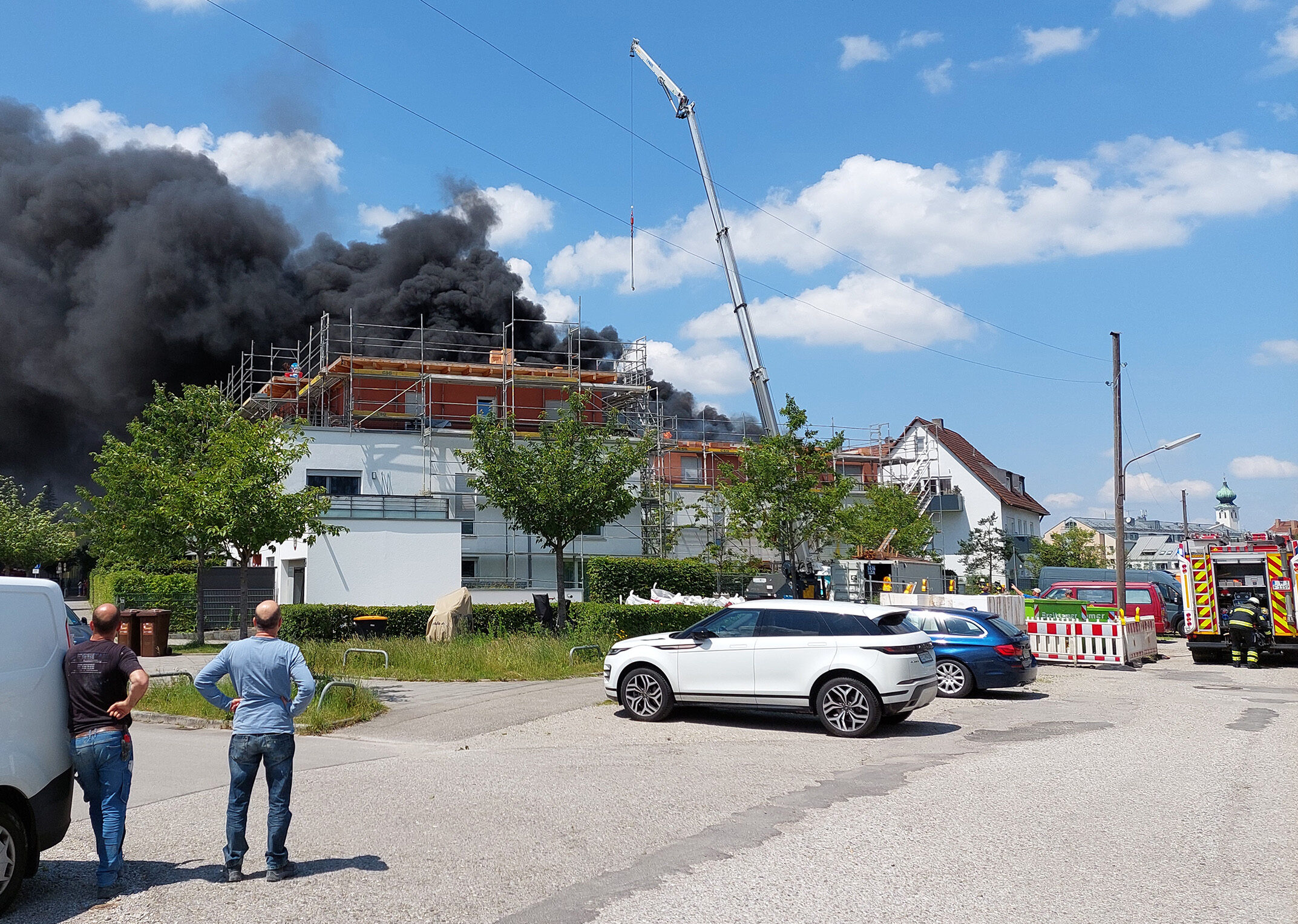 München: Starke Rauchentwicklung durch Brand auf Dach