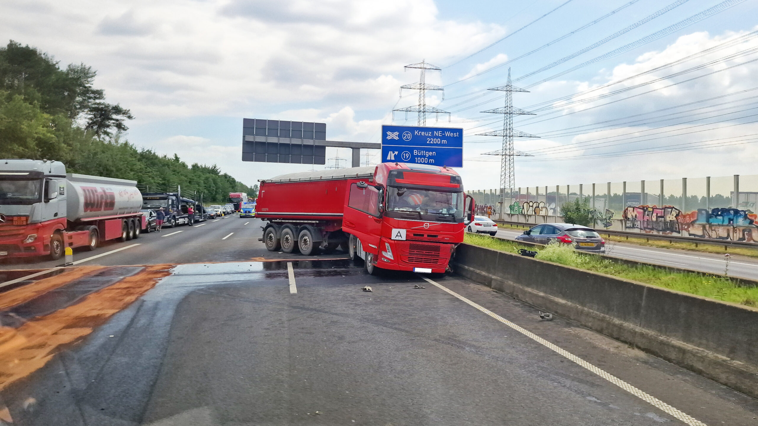 Neuss: Verkehrsunfall auf der Autobahn A57 - Zwei Lkw kollidieren
